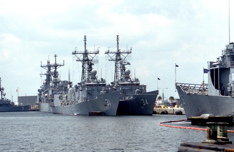 1 July 1992: USS Stark FFG-31 and USS Aubrey Fitch FFG-34 at Naval Station Mayport, Florida.