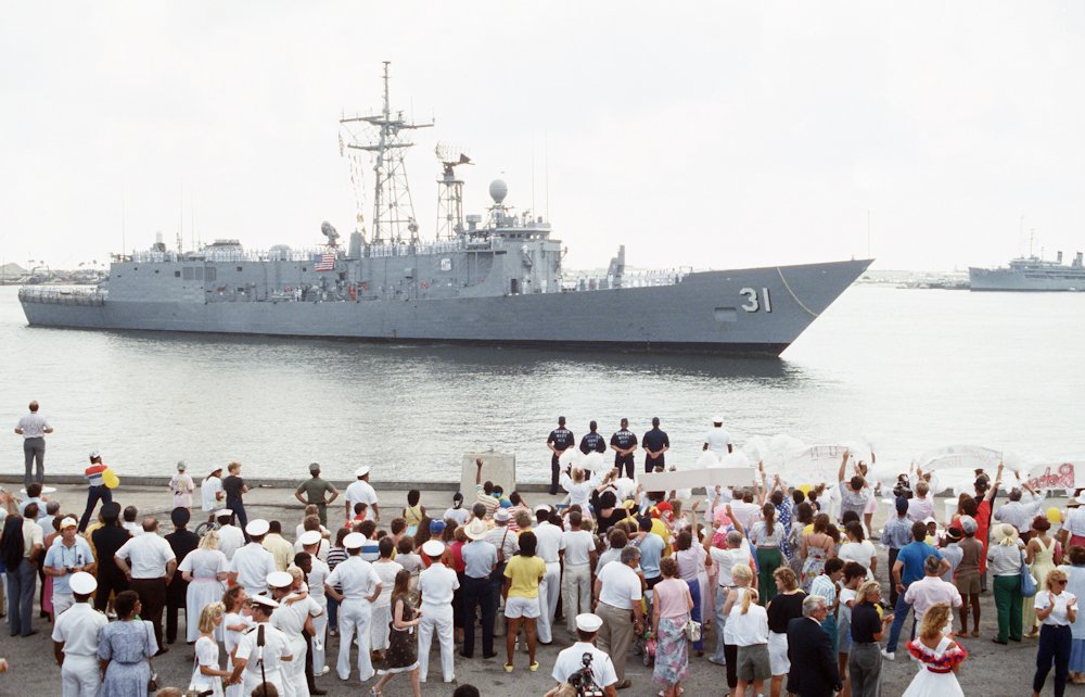 01SEP88 USS Stark pulls into Mayport Naval Station.