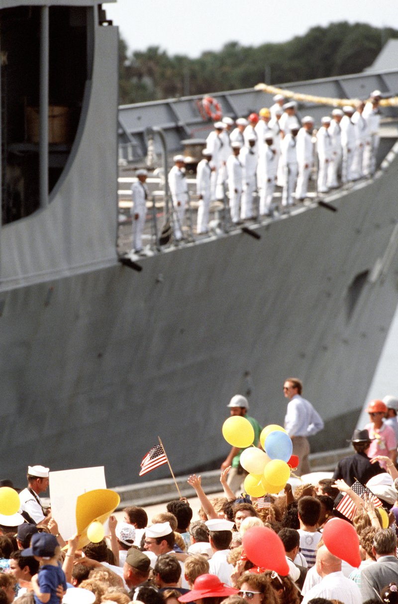01SEP88 USS Stark pulls into Mayport Naval Station.